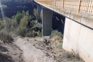 Una reja instalada en la cuneta del puente de la CV-10 evitará que los residuos sólidos lleguen a la Desembocadura del Mijares - (foto 2) Una reja instalada en la cuneta del puente de la CV-10 evitará que los residuos sólidos lleguen a la Desembocadura del Mijares - (foto 2)