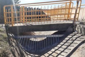 Una reja instalada en la cuneta del puente de la CV-10 evitará que los residuos sólidos lleguen a la Desembocadura del Mijares Una reja instalada en la cuneta del puente de la CV-10 evitará que los residuos sólidos lleguen a la Desembocadura del Mijares