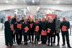 El coro de Cáritas Diocesana ofrece el primer concierto en el encendido de luces de El Corte Inglés