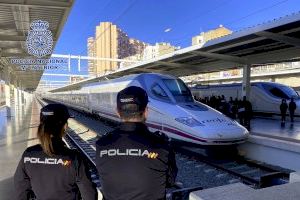 Detienen a dos grafiteros en Alicante por realizar pintadas en varios vagones de tren