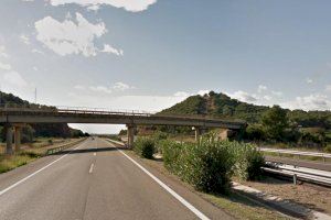 El puente desde el que se han lanzado las naranjas