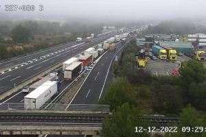Un accident en l'A-7 causa un embós a l'altura de València