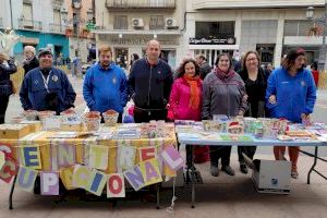Associacions i col·lectius de la ciutat munten estands en la plaça per a donar a conéixer les seues activitats i els productes que realitzen