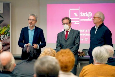 La Generalitat ofrece asesoramiento digital gratuito sobre sanidad y banca a mayores de Carcaixent con el taller ‘iai@ connectat’