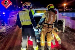 Impresionante colisión en Orihuela: choca contra un bordillo y da una vuelta de campana - (foto 3) Impresionante colisión en Orihuela: choca contra un bordillo y da una vuelta de campana - (foto 3)