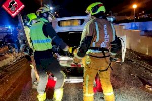 Impresionante colisión en Orihuela: choca contra un bordillo y da una vuelta de campana Impresionante colisión en Orihuela: choca contra un bordillo y da una vuelta de campana