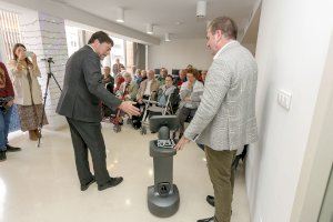 Alicante activa el robot Temi en el edificio intergeneracional de Plaza de América para mejorar la calidad de vida de los mayores - (foto 2)