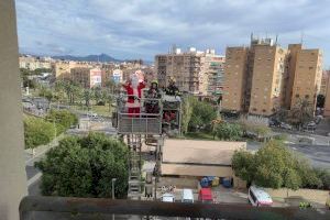 Los bomberos ayudan a Papá Noel a llevar la Navidad a la Unida de Oncología del Hospital de Alicante Los bomberos ayudan a Papá Noel a llevar la Navidad a la Unida de Oncología del Hospital de Alicante