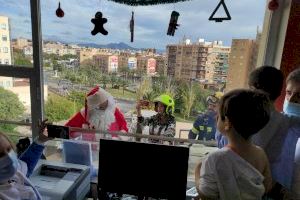 Los bomberos ayudan a Papá Noel a llevar la Navidad a la Unida de Oncología del Hospital de Alicante - (foto 2) Los bomberos ayudan a Papá Noel a llevar la Navidad a la Unida de Oncología del Hospital de Alicante - (foto 2)