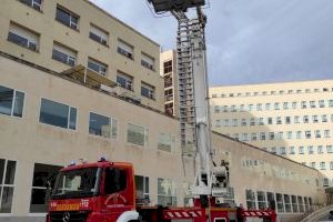 Los bomberos ayudan a Papá Noel a llevar la Navidad a la Unida de Oncología del Hospital de Alicante - (foto 3) Los bomberos ayudan a Papá Noel a llevar la Navidad a la Unida de Oncología del Hospital de Alicante - (foto 3)