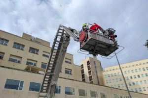 Los bomberos ayudan a Papá Noel a llevar la Navidad a la Unida de Oncología del Hospital de Alicante - (foto 4) Los bomberos ayudan a Papá Noel a llevar la Navidad a la Unida de Oncología del Hospital de Alicante - (foto 4)