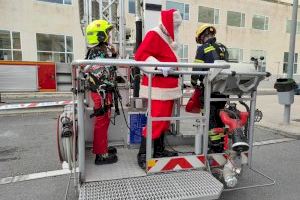 Los bomberos ayudan a Papá Noel a llevar la Navidad a la Unida de Oncología del Hospital de Alicante - (foto 5) Los bomberos ayudan a Papá Noel a llevar la Navidad a la Unida de Oncología del Hospital de Alicante - (foto 5)