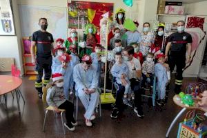 Los bomberos ayudan a Papá Noel a llevar la Navidad a la Unida de Oncología del Hospital de Alicante - (foto 6) Los bomberos ayudan a Papá Noel a llevar la Navidad a la Unida de Oncología del Hospital de Alicante - (foto 6)