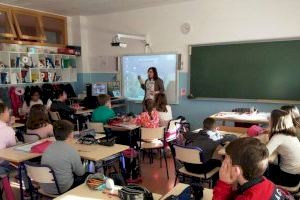 Cinta Marí, la educadora canina presenta en Castelló su libro 'Cien historias perrunas en seis palabras' - (foto 3)