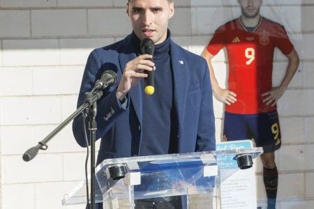 El camp de futbol d'Almussafes ja porta el nom del futbolista, Abel Ruiz Ortega