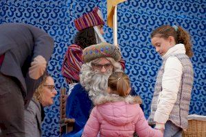 Los mensajeros de los Reyes Magos recogen las cartas de los niños de Vila-real