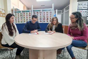 El Ayuntamiento de Elda firma el convenio de con Fesord que permitirá mantener el Servicio de Mediación Social para personas sordas El Ayuntamiento de Elda firma el convenio de con Fesord que permitirá mantener el Servicio de Mediación Social para personas sordas