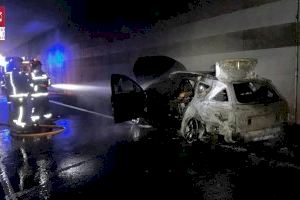 Calcinado un coche en un incendio debajo del puente de la Autovía Mudéjar en Jérica