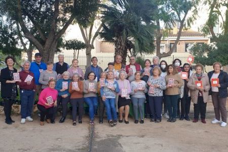 Lliurament de llibres a l’alumnat de l’Escola d’Adults de Sedaví