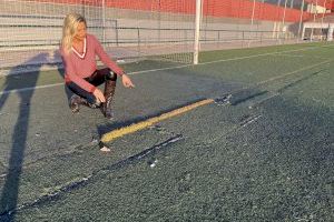 Fabregat:"El césped del campo de fútbol del Gaetà Huguet es igual de peligroso debido a su mal estado" Fabregat:"El césped del campo de fútbol del Gaetà Huguet es igual de peligroso debido a su mal estado"