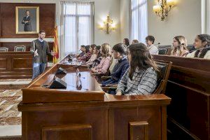 Gandia reconeix als alumnes que han obtingut el Premi Extraordinari al Rendiment Acadèmic en Primària del curs 2021-2022 - (foto 2)