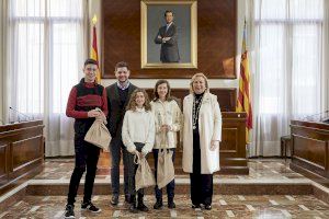 Gandia reconeix als alumnes que han obtingut el Premi Extraordinari al Rendiment Acadèmic en Primària del curs 2021-2022 - (foto 3)