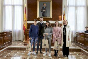 Gandia reconeix als alumnes que han obtingut el Premi Extraordinari al Rendiment Acadèmic en Primària del curs 2021-2022 - (foto 4)