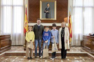 Gandia reconeix als alumnes que han obtingut el Premi Extraordinari al Rendiment Acadèmic en Primària del curs 2021-2022 - (foto 5)