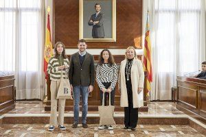 Gandia reconeix als alumnes que han obtingut el Premi Extraordinari al Rendiment Acadèmic en Primària del curs 2021-2022 - (foto 7)