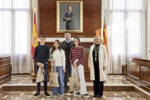 Gandia reconeix als alumnes que han obtingut el Premi Extraordinari al Rendiment Acadèmic en Primària del curs 2021-2022 - (foto 8)