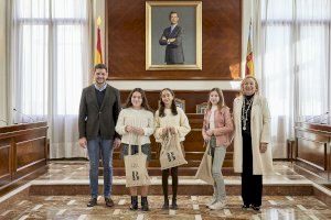 Gandia reconeix als alumnes que han obtingut el Premi Extraordinari al Rendiment Acadèmic en Primària del curs 2021-2022 - (foto 10)