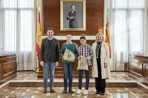 Gandia reconeix als alumnes que han obtingut el Premi Extraordinari al Rendiment Acadèmic en Primària del curs 2021-2022 - (foto 11)