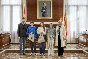 Gandia reconeix als alumnes que han obtingut el Premi Extraordinari al Rendiment Acadèmic en Primària del curs 2021-2022 - (foto 12)