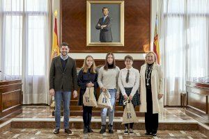 Gandia reconeix als alumnes que han obtingut el Premi Extraordinari al Rendiment Acadèmic en Primària del curs 2021-2022 - (foto 13)