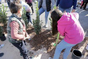 Paterna celebra el Día del Árbol replantando 80 ejemplares con la ayuda de los niños y niñas de la ciudad Paterna celebra el Día del Árbol replantando 80 ejemplares con la ayuda de los niños y niñas de la ciudad