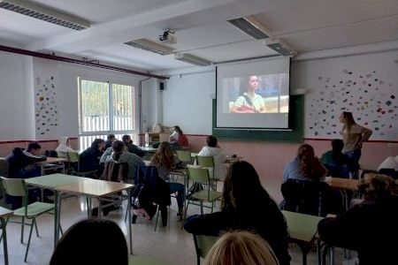 Almenara imparteix tallers sobre la ciberviolència de gènere en l'institut