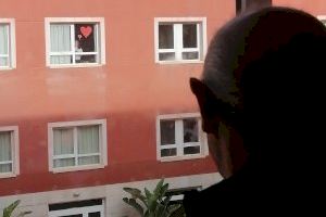 Una història amb cor: el senyal que uneix a un pare i a la seua filla en una residència de Catral