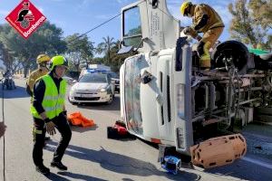 Tres personas heridas, entre ellas una mujer atrapada, tras volcar un camión en Cox Tres personas heridas, entre ellas una mujer atrapada, tras volcar un camión en Cox
