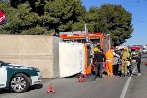Tres personas heridas, entre ellas una mujer atrapada, tras volcar un camión en Cox - (foto 3) Tres personas heridas, entre ellas una mujer atrapada, tras volcar un camión en Cox - (foto 3)