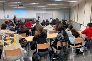 Estalviar, demanar un crèdit o fer compres en línia segures: Els alumnes de Borriana aprenen de finances amb la Caixa Rural