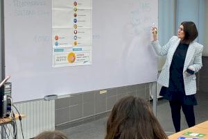Estalviar, demanar un crèdit o fer compres en línia segures: Els alumnes de Borriana aprenen de finances amb la Caixa Rural - (foto 2)
