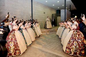 Negro azabache, el color del espolín de Laura Mengó, Fallera Mayor de València - (foto 4)