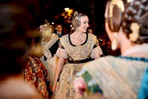 Negro azabache, el color del espolín de Laura Mengó, Fallera Mayor de València