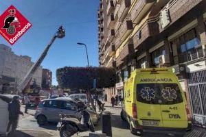 Els bombers auxilien a una anciana que havia caigut en el seu habitatge de La Vila Joiosa