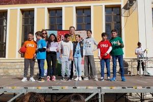 El colegio Cervantes vuelve a reunir a centenares de personas para celebrar el Día de la Paz