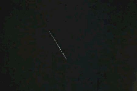 VIDEO | ¿Qué es la tira de luces que sobrevoló el cielo de Burriana? VIDEO | ¿Qué es la tira de luces que sobrevoló el cielo de Burriana?
