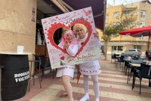 Parejas de cupidos y cupidas recorren las áreas comerciales de El Campello para incentivar las compras por San Valentín