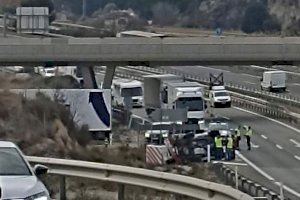 Tres persones ferides en un accident de trànsit a Petrer