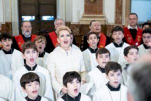 VIDEO | La soprano Ainhoa Arteta canta a los pies de la Virgen de los Desamparados junto a la tuna y la escolanía