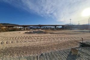 Avanzan en Elda los trabajos de sustitución del pavimento sintético de la Pista de Atletismo y la urbanización del entorno - (foto 2)